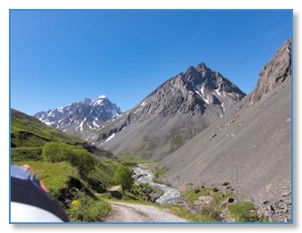 montagne vallée ruisseau