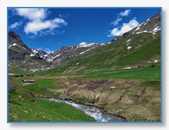 Vallée alpine Rivière