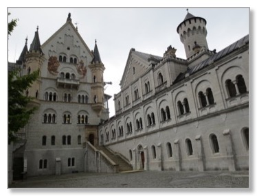 Neuschwanstein_Cour_350