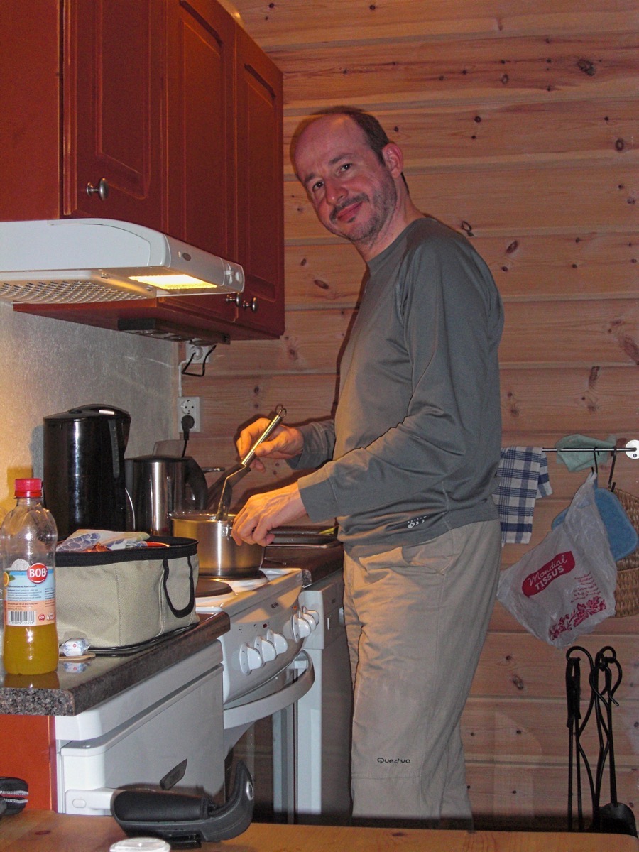 Fred devant la cuisine