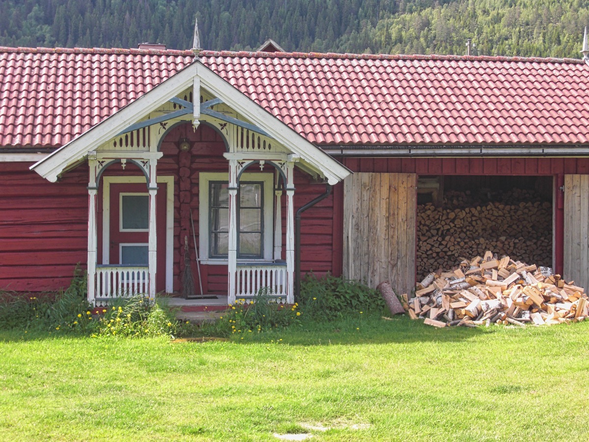 Maison et sa réserve de bois