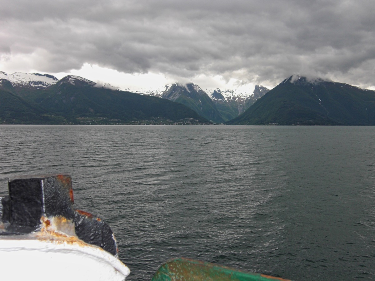 Ferry, fjord, montagnes et nuage