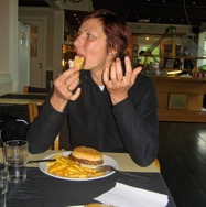 J08_Isa_Burger_L_1200.jpeg