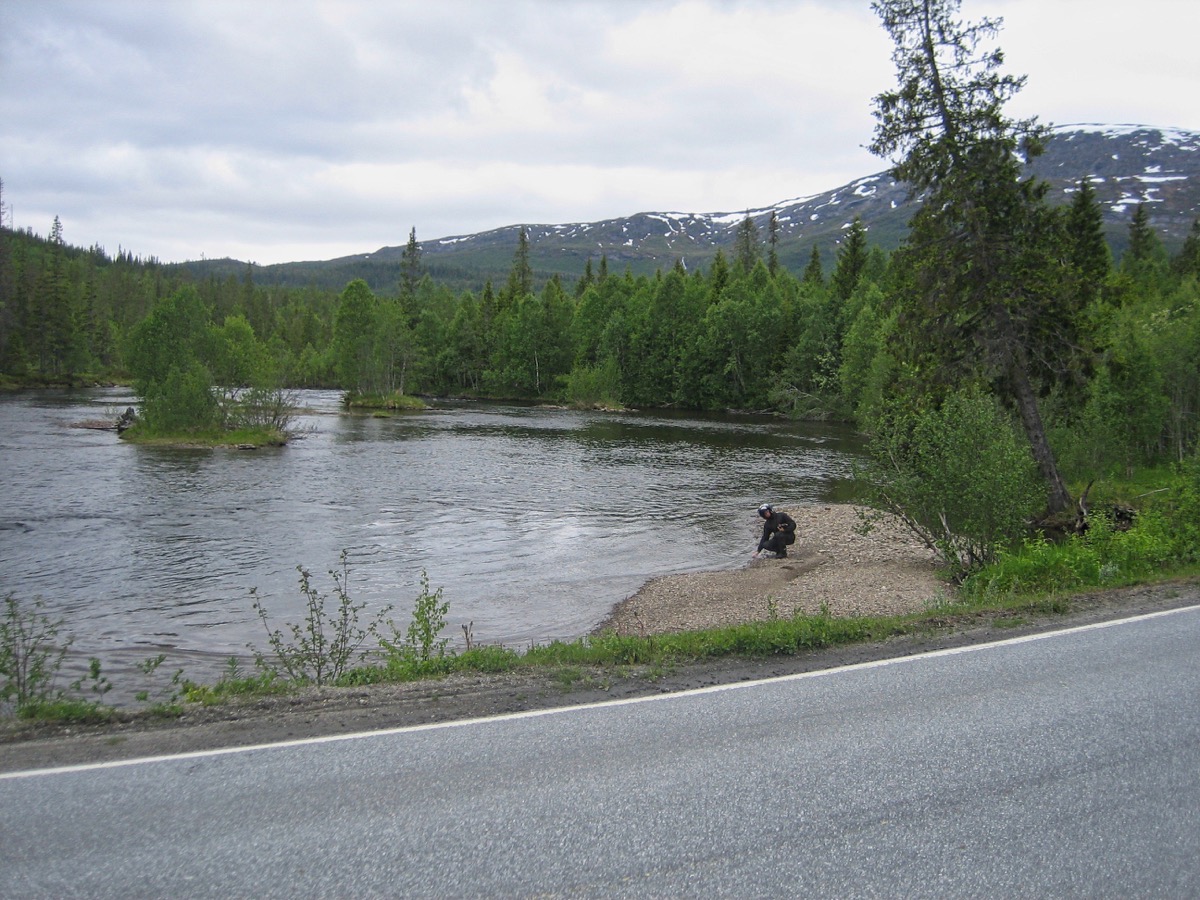 Isa au bord de la rivière