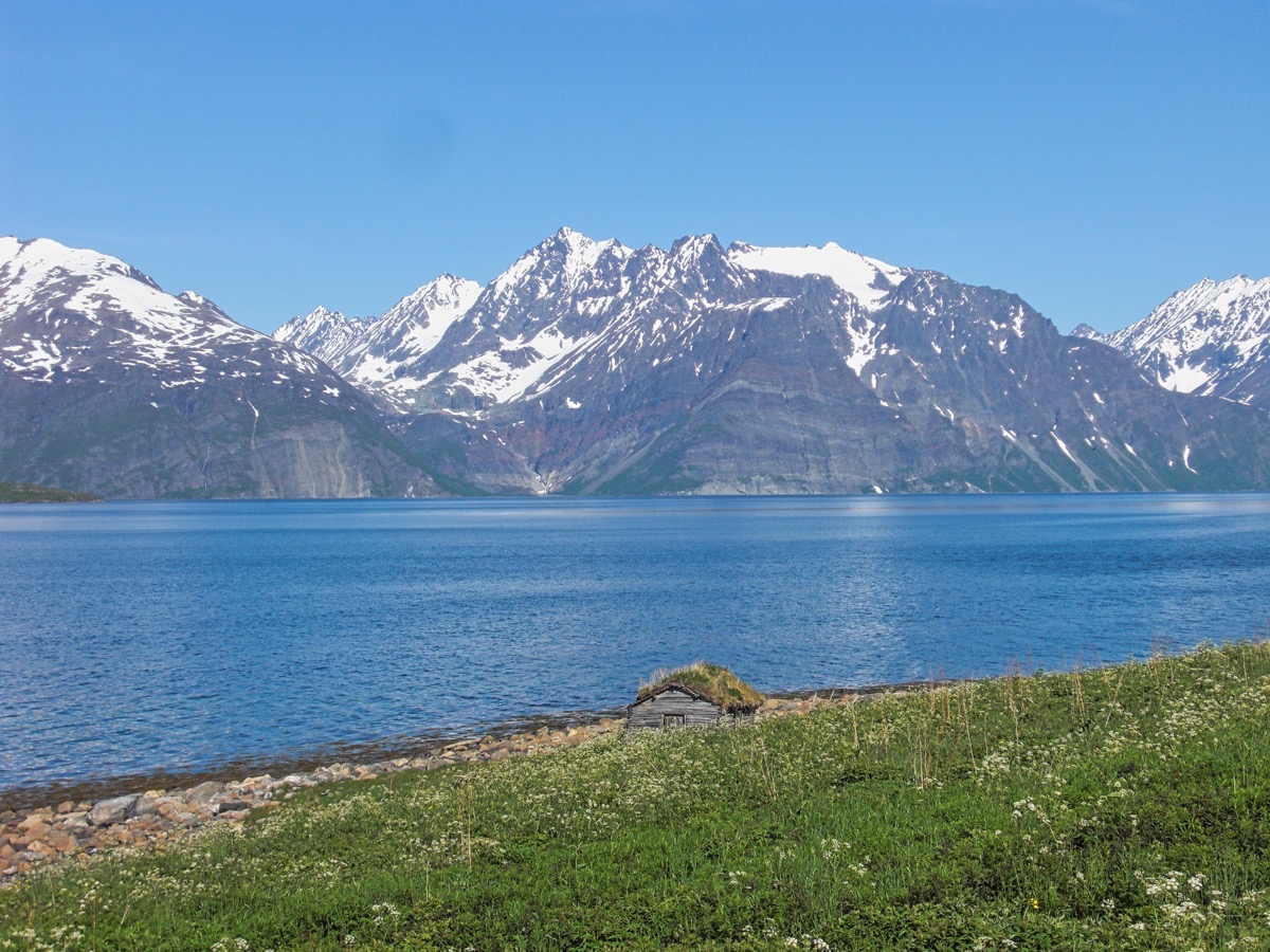 Cabane au bord du fjord